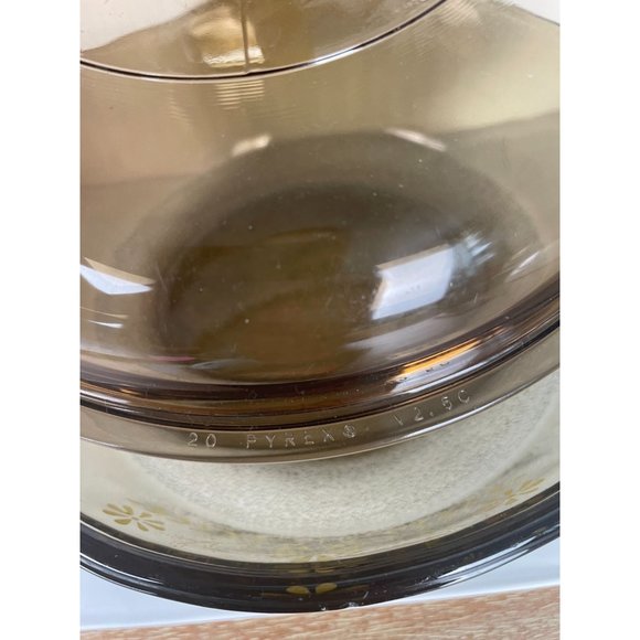 Vintage PYREX Amber Glass Casserole Dish with Lid, V 2.5 C - Picture 4 of 8